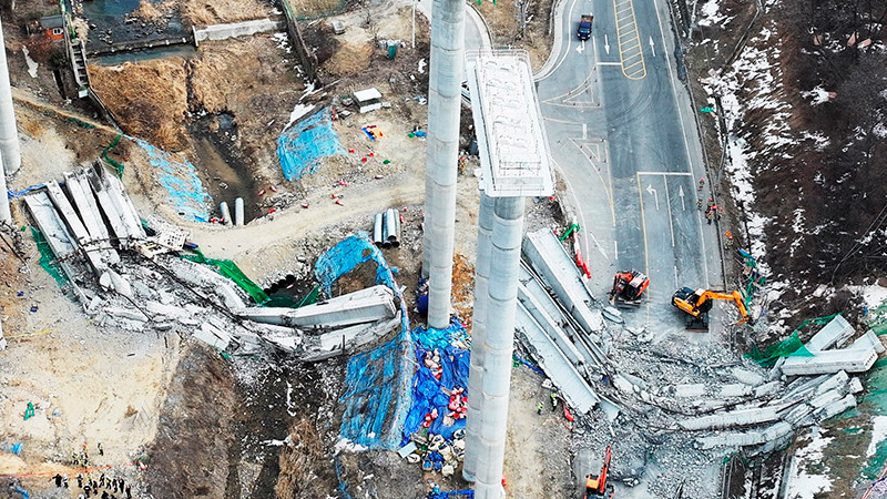 Colapsa túnel de tren en construcción en Corea del Sur; habría dos personas atrapadas 