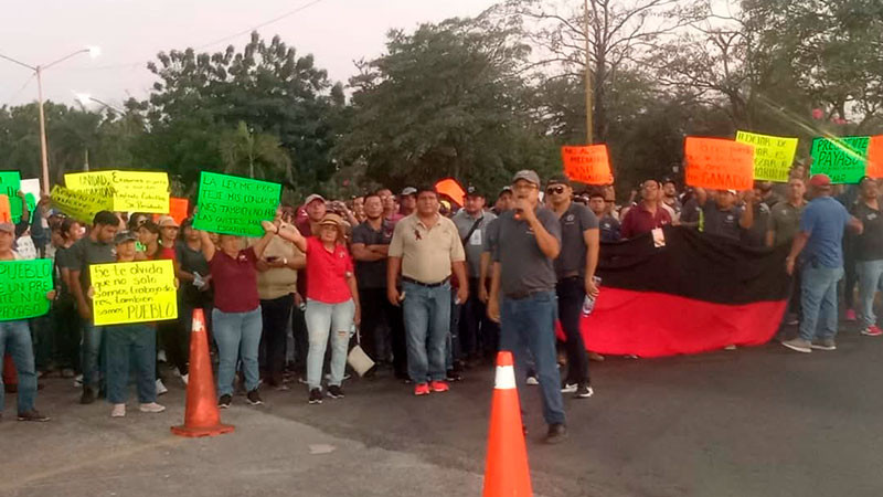 Persiste conflicto entre trabajadores y Ayuntamiento de Lázaro Cárdenas, Michoacán 