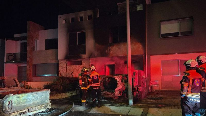 Tres vehículos calcinados y una casa dañada dejó un incendio en El Marqués, Querétaro 
