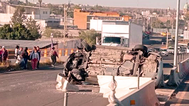 Tres personas sobreviven a volcadura de auto en Santa Rosa Jáuregui 