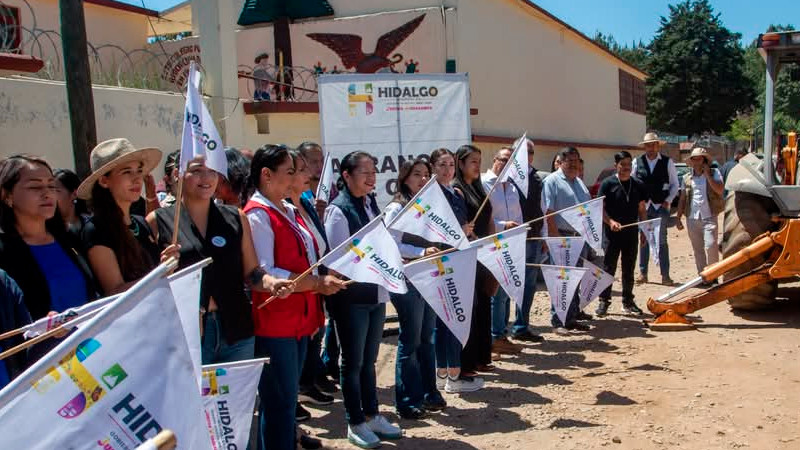 ​Jeovana Alcántar, dio el banderazo de inicio a los trabajos de pavimentación hidráulica en la Calle Ignacio Zaragoza de la Tenencia de Agostitlán 