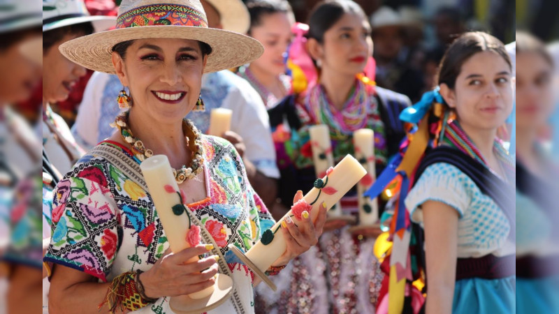 Con tradicional desfile inicia el Tianguis Artesanal de Domingo de Ramos en Uruapan 