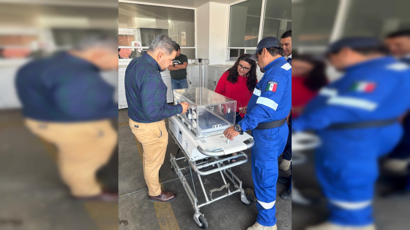 Recibe Centro Regulador de Urgencias Médicas de Michoacán 2 incubadoras para traslados seguros de recién nacidos 