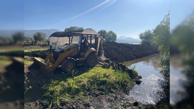 Maquinaria especializada limpia el lago de Pátzcuaro para continuar con su rescate 