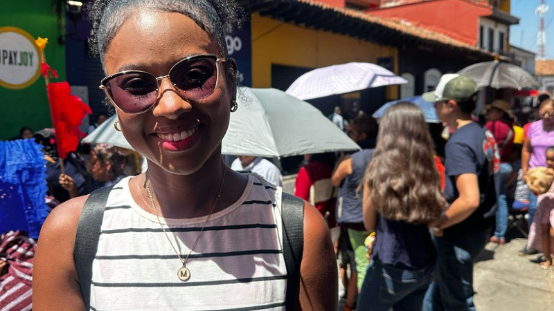 Turistas y visitantes viven la magia del Tianguis Artesanal de Uruapan  