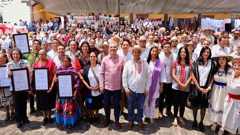 Bedolla premia a ganadores del Concurso Estatal de Artesanías  