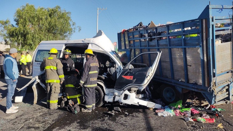 Saldo de 5 muertos deja choque entre un camión y una combi de pasajeros en Tecámac, Estado de México 
