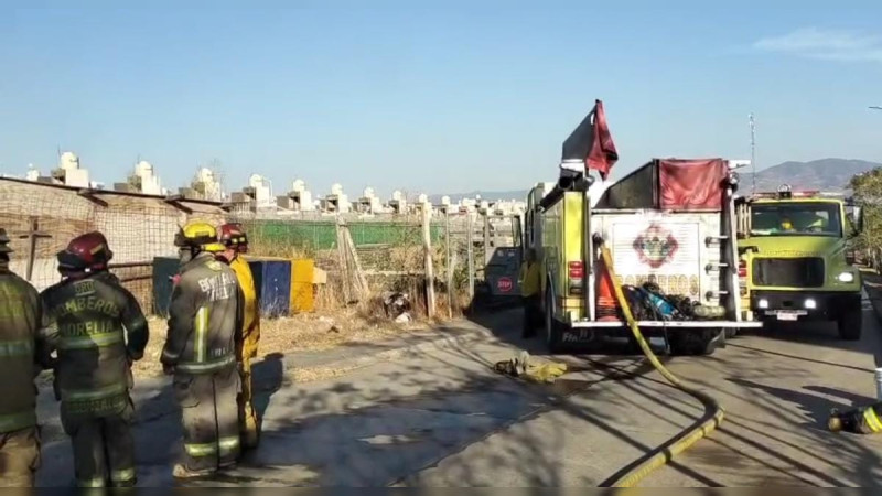 Se incendia predio baldío en Morelia, Michoacán