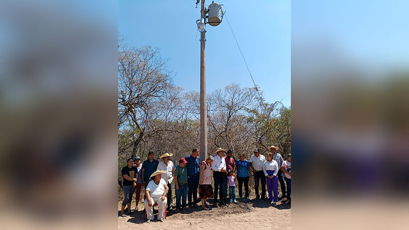 Concluyen obras de energía eléctrica en localidad Los Hornos de Huetamo, Michoacán 