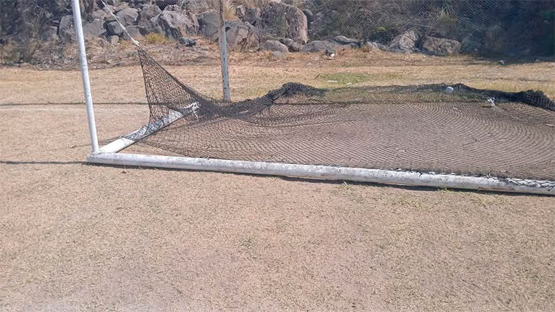 Fallece menor aplastado por una portería en Colima 