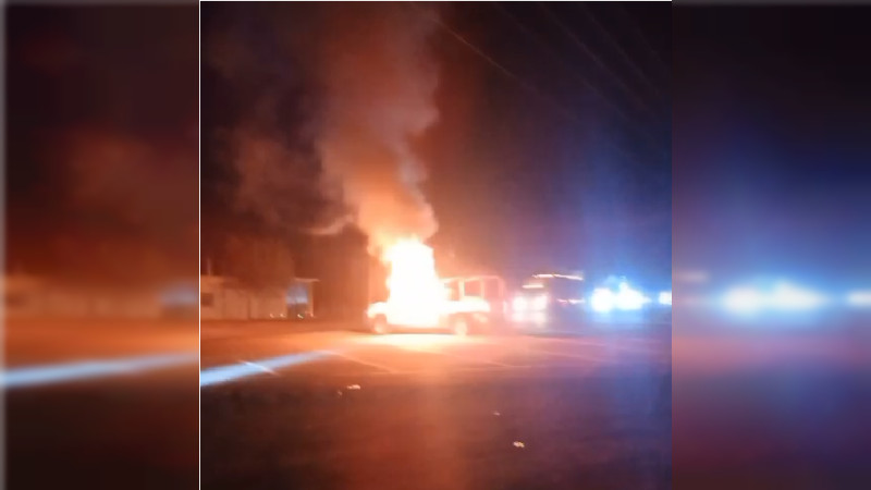 Comuneros de Paracho incendian patrulla y bloquean carretera a Zamora, Michoacán 