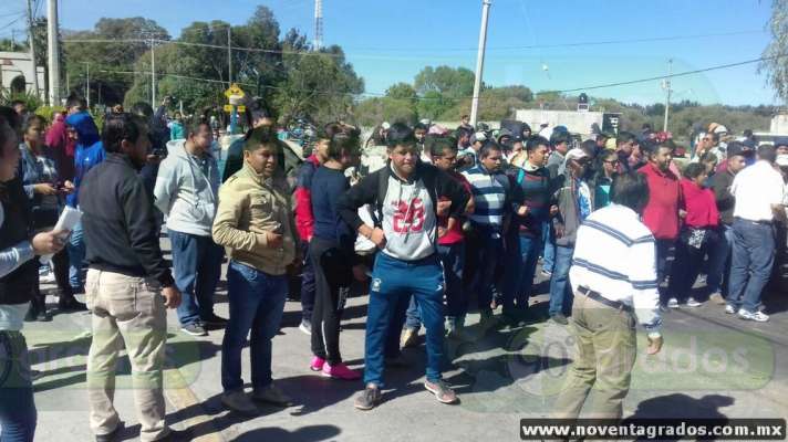 Se registra enfrentamiento entre profesores y policías en Pátzcuaro, Michoacán - Foto 0 