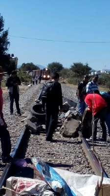 Desalojan a docentes que impedían el paso del tren en Pátzcuaro - Foto 0 