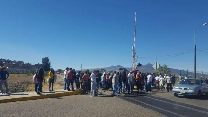 Desalojan a docentes que impedían el paso del tren en Pátzcuaro - Foto 2 