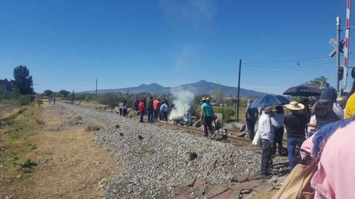 Desalojan a docentes que impedían el paso del tren en Pátzcuaro - Foto 3 