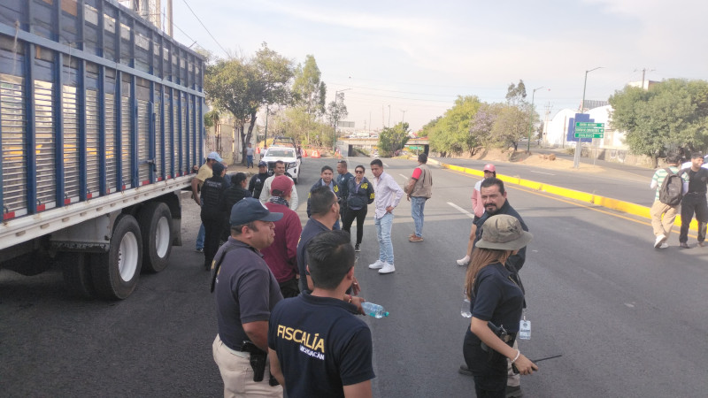 Bloquean la Morelia-Pátzcuaro; exigen la aparición con vida de comunero de Pichátaro 