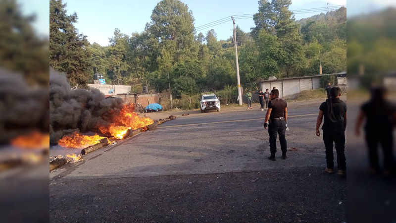Normalistas bloquean y queman llantas en la carretera Uruapan – Pátzcuaro, Michoacán 