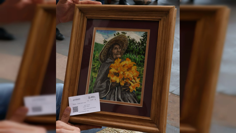 Artesana moreliana obtiene galardón en Concurso Estatal de Artesanías por su arte plumario 