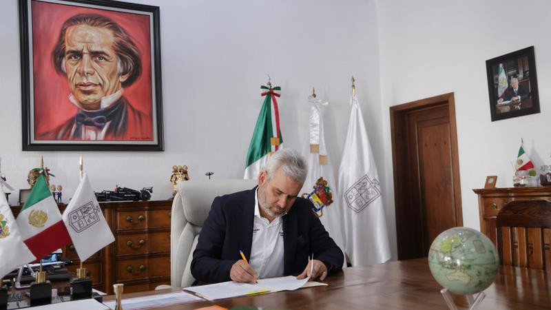 Firma Bedolla decreto que prohíbe espectáculos públicos que promuevan la apología del delito en Michoacán 