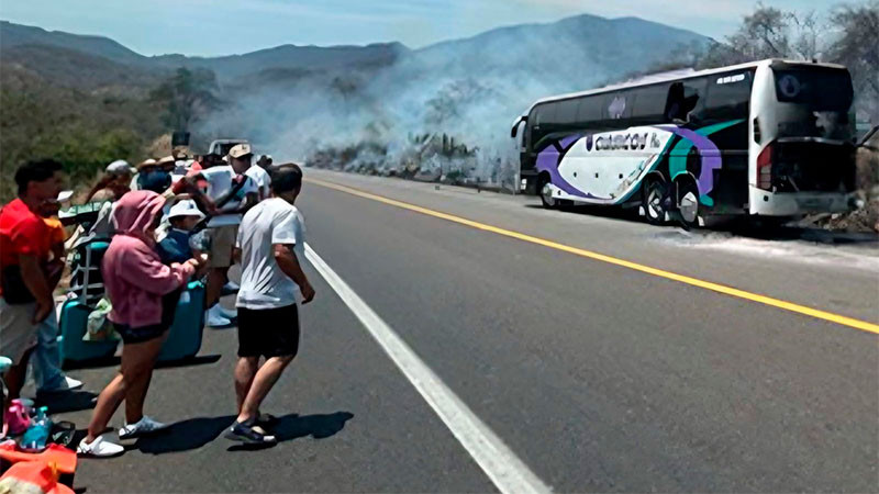 Se incendia autobús en la autopista Siglo XXI; turistas iban a la playa 