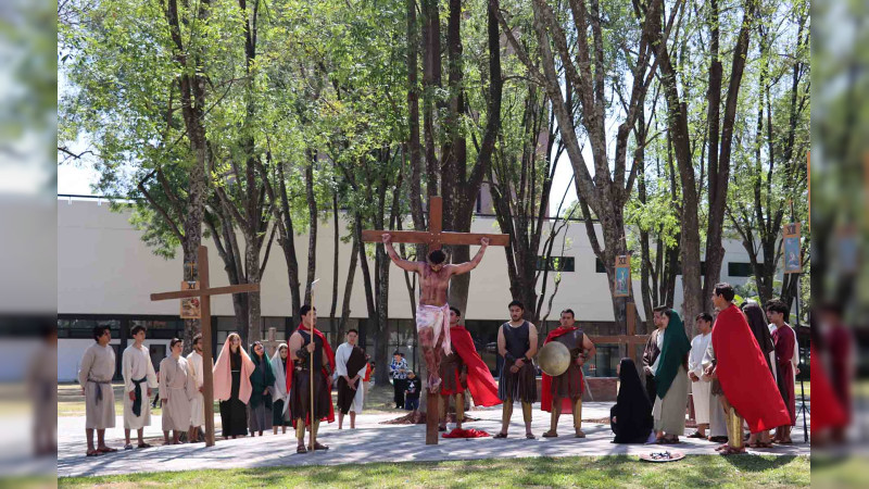 Reviven la Pasión y Muerte de Jesucristo con Viacrucis en la UAG