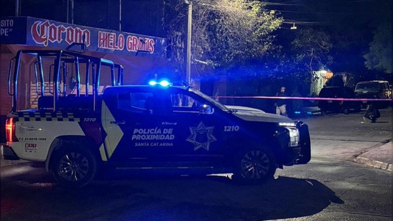En plena vía pública acribillan a hombre en Santa Catarina, Nuevo León 