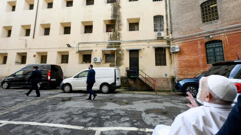 Papa Francisco vista una cárcel en Roma por el Jueves Santo 