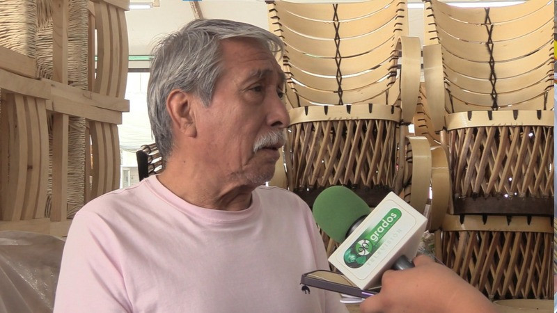 Alejandro Delgado, el único artesano de equipales de Apatzingán; busca el rescate de esa rama artesanal 