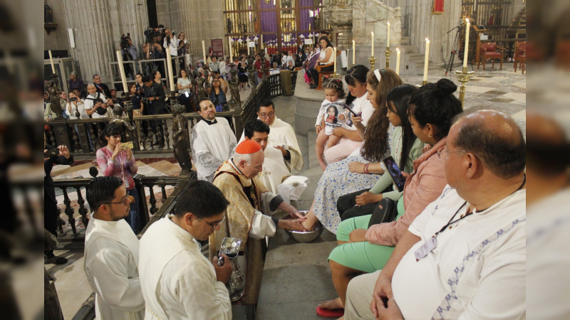 Jueves Santo CDMX: Cardenal lava los pies a madres buscadoras  