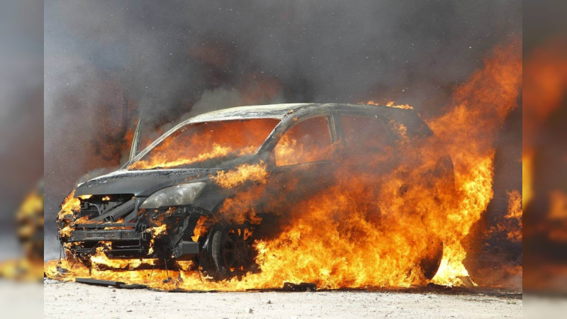 Incendian dos vehículos con cuerpos en su interior, en el Área Metropolitana de Morelia, Michoacán 