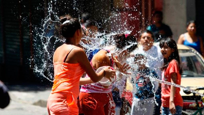¡Aguas con desperdiciar el agua! Conoce las multas por tirar agua el Sábado de Gloria en CDMX y Estado de México  