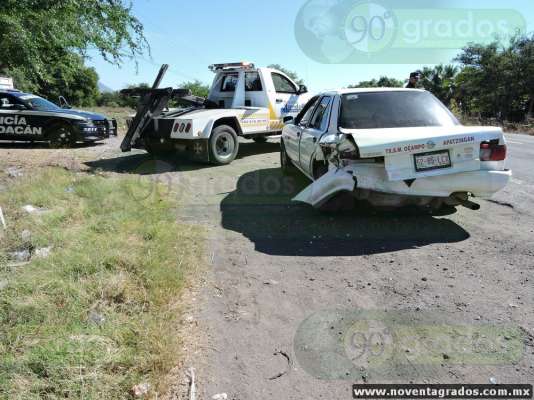 Chocan a taxi en Apatzingán, Michoacán; el responsable se da a la fuga 