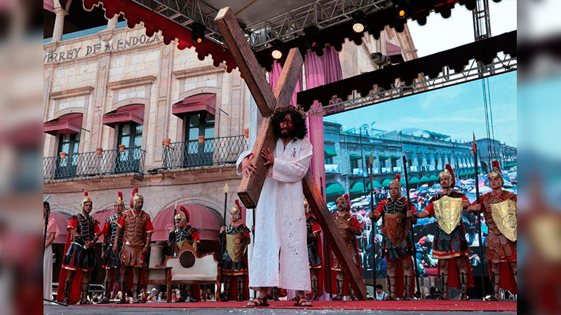 Reúne conmemoración del Viacrucis, a miles de familias en el centro de Morelia 