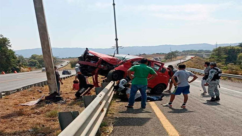 Choque en la autopista Siglo XXI, deja cuatro personas heridas 
