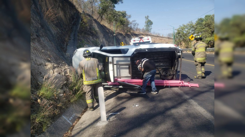 Vuelca auto en el Ranal Camelinas de Morelia, Michoacán 