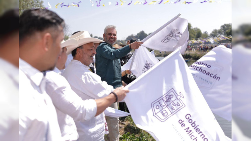 Bedolla da banderazo de primera Regata Nacional de Canotaje en Urandén 