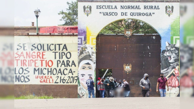 Impiden estudiantes diligencias de la FGE Michoacán en la Normal de Tiripetío, tras homicidio de estudiante 