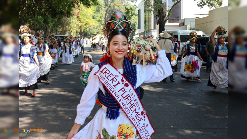 Vive el tradicional desfile de las aguadoras en Uruapan