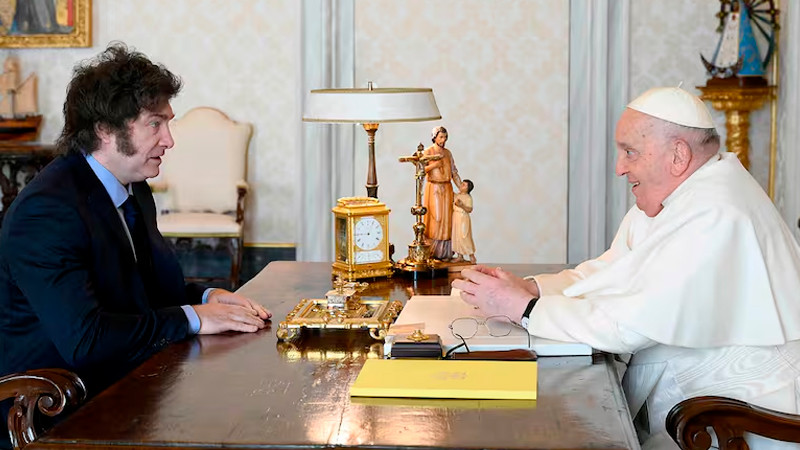 A pesar de las diferencias "fue un verdadero honor conocerlo", declara Milei sobre muerte del papa Francisco 