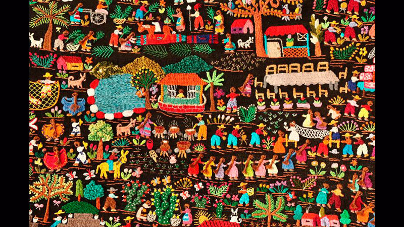 Con rebozo bordado de tradiciones, Graciela Gómez ganó galardón en Uruapan, Michoacán 