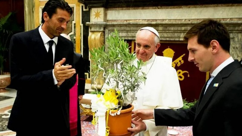 Mundo del deporte da último adiós al papa con “pasión por el futbol” 
