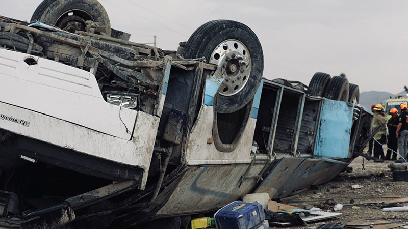 Deja dos muertos y 17 heridos volcadura de camión en Nuevo León
