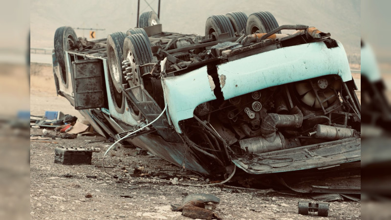 Deja dos muertos y 17 heridos volcadura de camión en Nuevo León