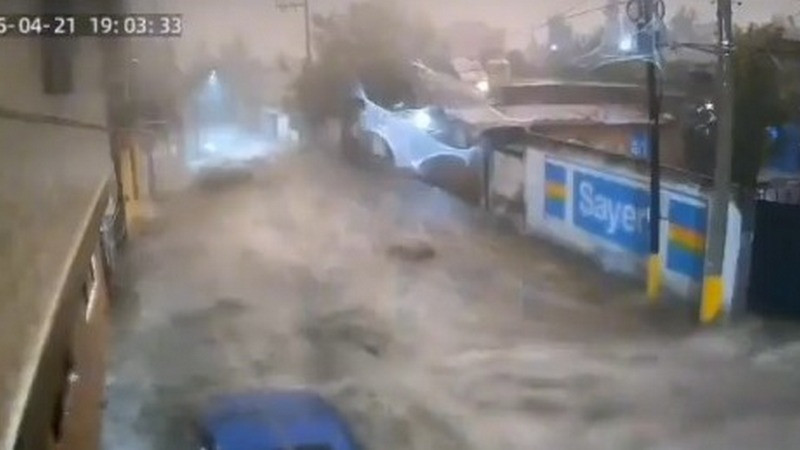 Lluvias dejan inundaciones en zonas del Estado de México; corriente se llevó autos 