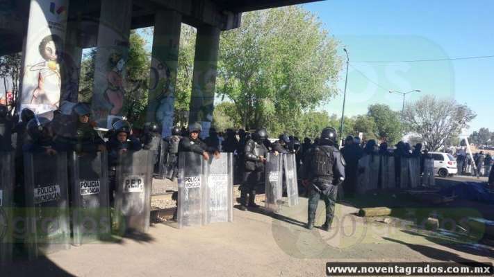 Liberan policías las vías del tren en Morelia - Foto 0 