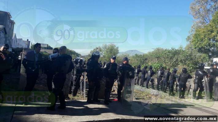 Liberan policías las vías del tren en Morelia - Foto 2 