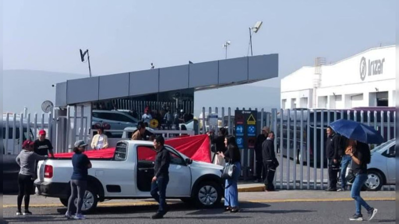 Realizan trabajadores falta colectiva en planta de Irizar, en Querétaro 