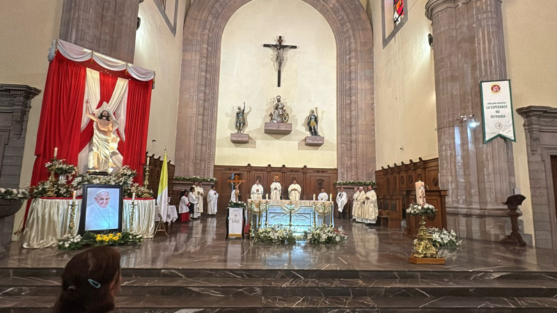 Piden queretanos por el eterno descanso del Papa Francisco 
