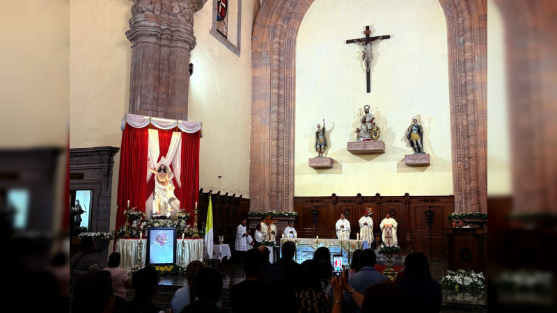 Piden queretanos por el eterno descanso del Papa Francisco 