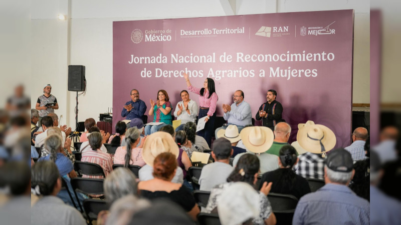 Gladyz Butanda participa en entrega de títulos de propiedad agraria a mujeres